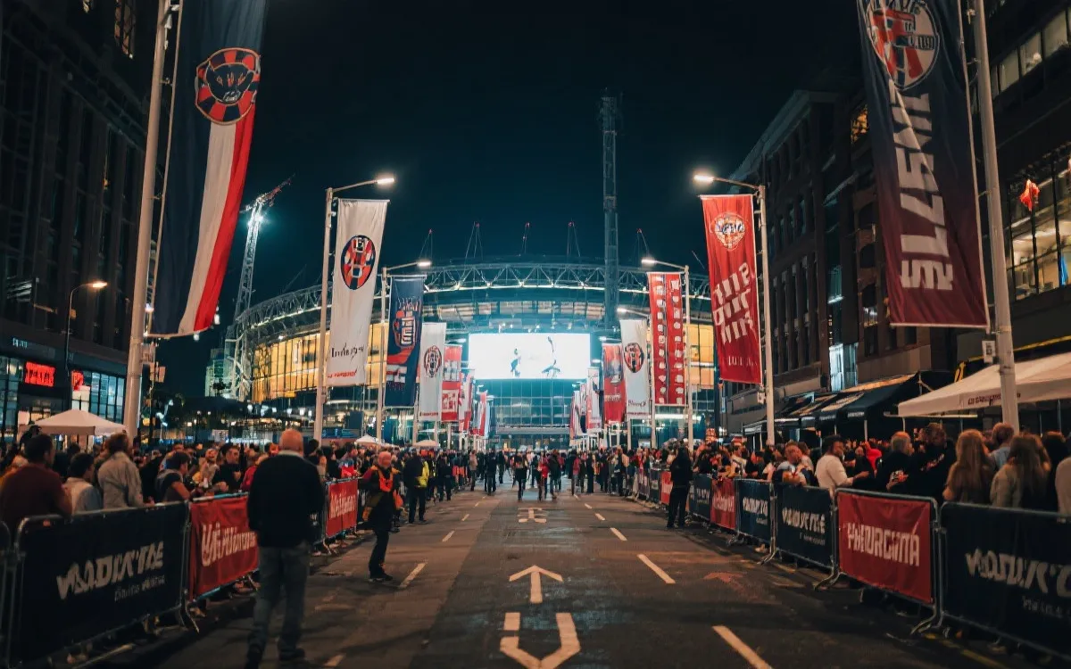 比赛日城市夜景与球迷步行街氛围：用低成本周边玩法拉满世界杯体验